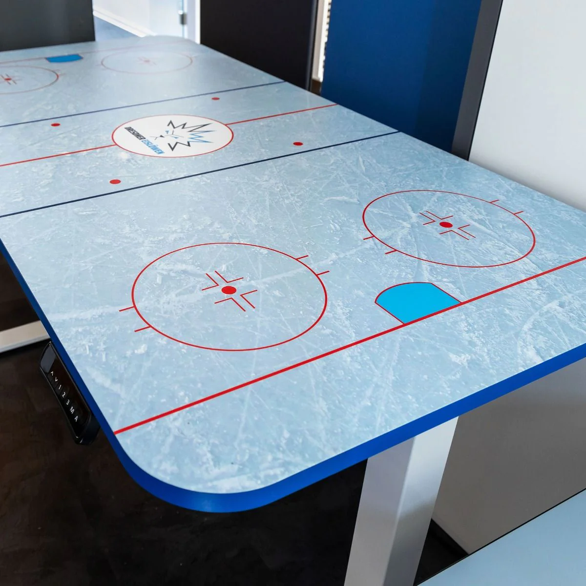 Höhenverstellbarer Schreibtisch Stayble Color - Dresdner Eislöwen Edition von Deskonia - Produktbild 3 von 13
