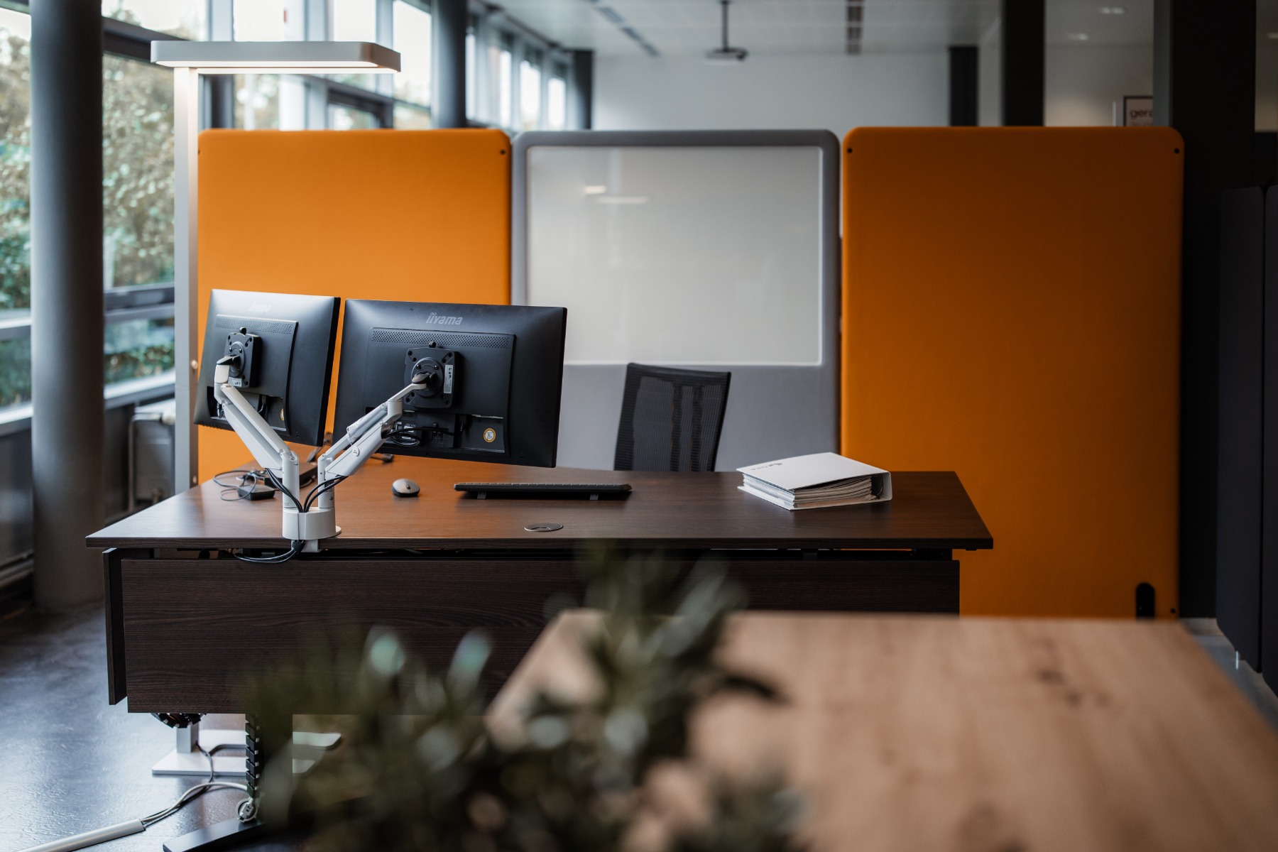Moderner Bürotisch